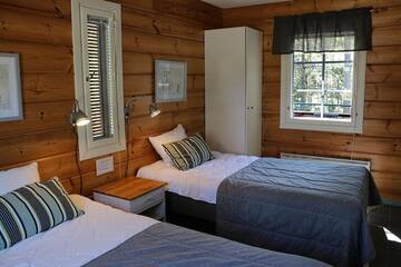 Фото номера Вилла с двумя спальнями и сауной. Курортные отели Rauhalahti Holiday Homes г. Куопио 15